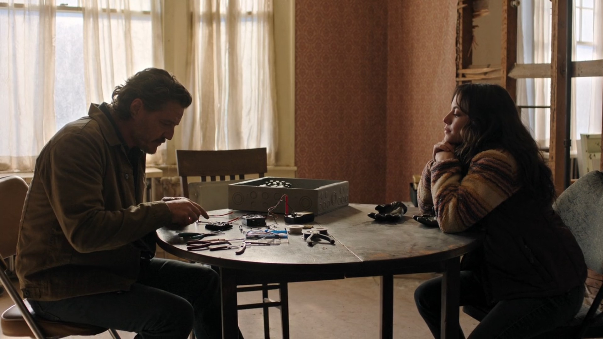 joel-explique-comment-reparer-un-boitier-electrique-a-dina