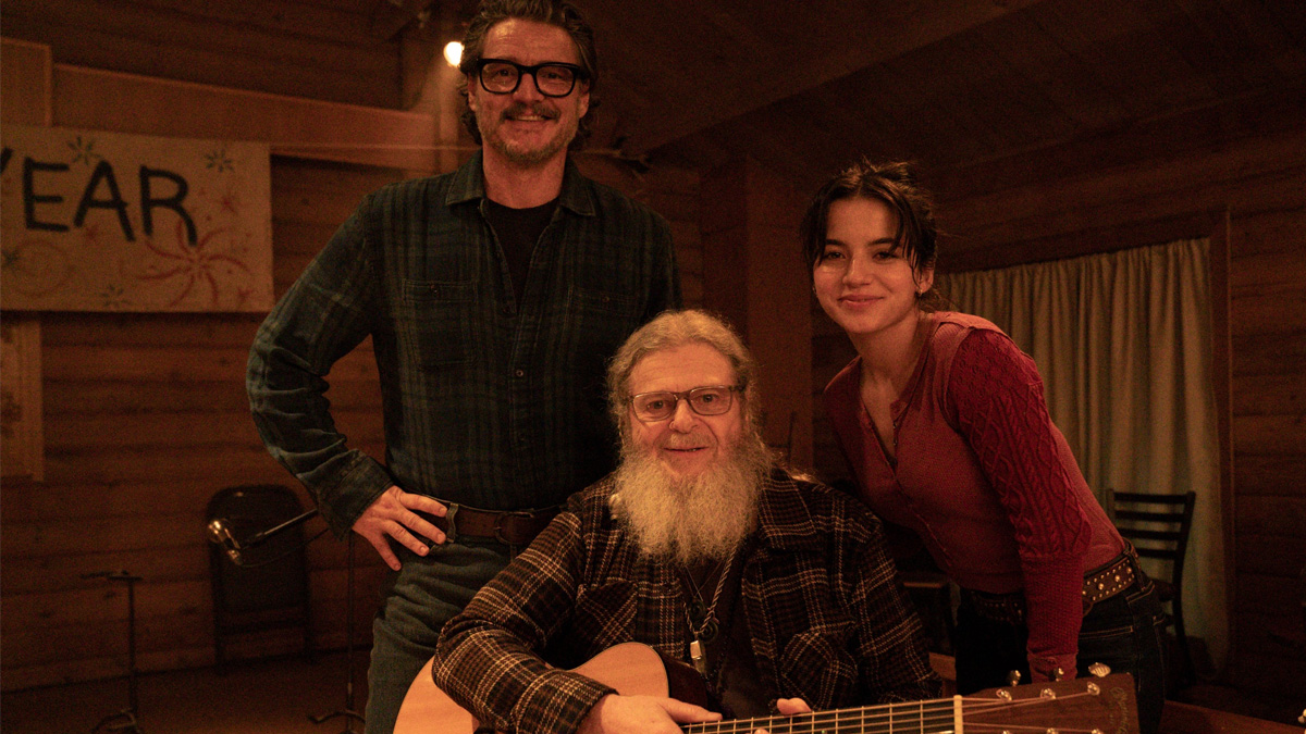 the-last-of-us-saison-2-gustavo-santaolalla-avec-pedro-pascal-joel-et-isabela-merced-dina