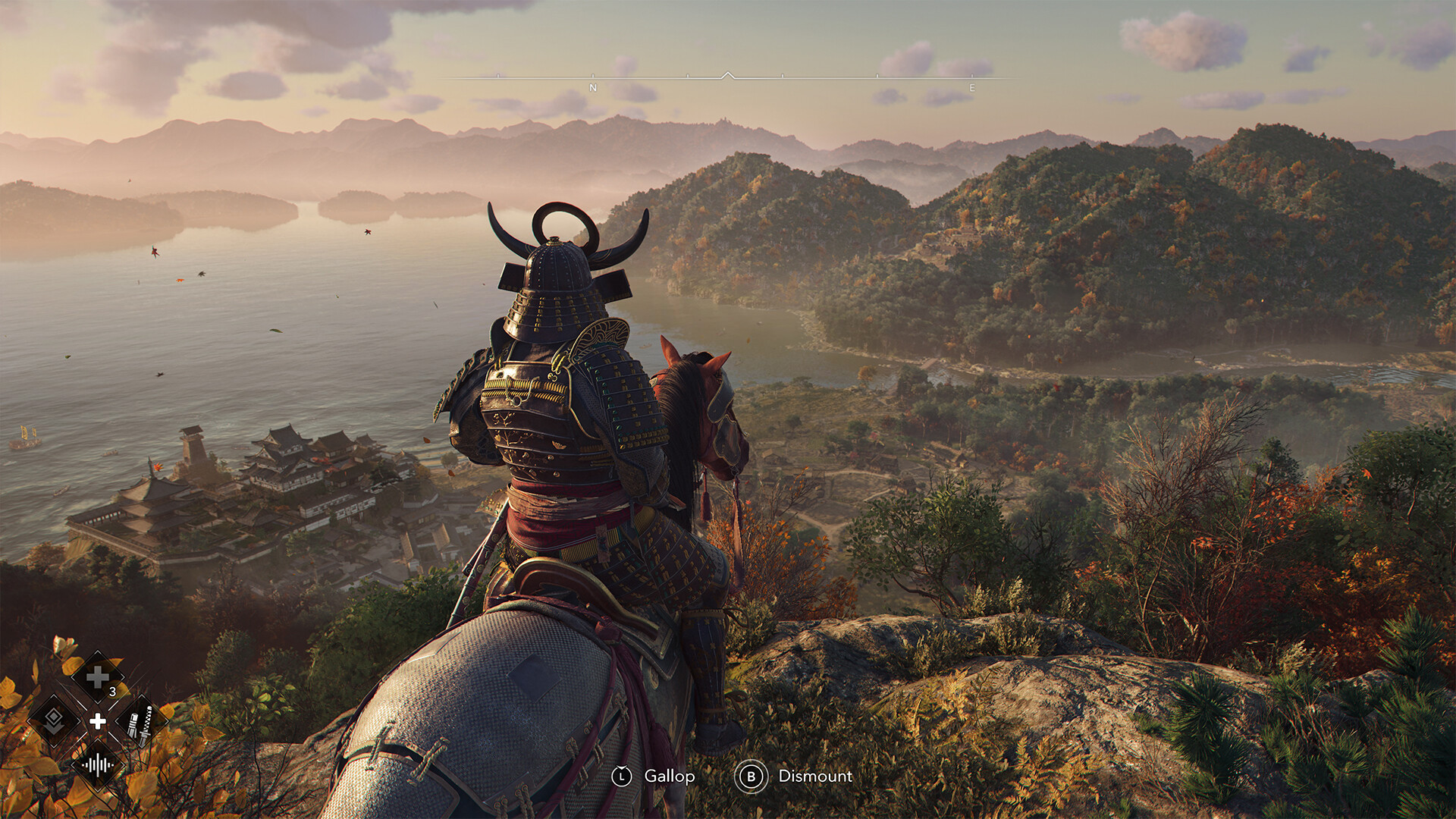 assassins-creed-shadow-yasuke-sur-un-cheval-en-armure-de-samourai-en-haut-dune-colline-qui-regarder-un-paysage-japonais-avec-des-arbres-des-collines-et-une-ville