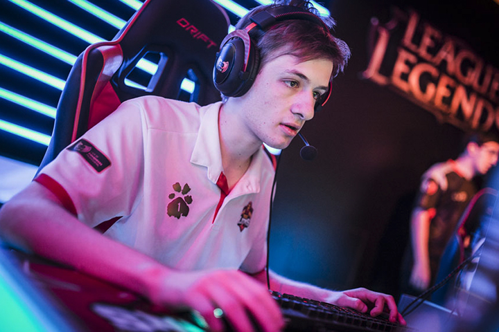 LoL : Qui est Nemesis, le nouveau midlaner de Fnatic ?