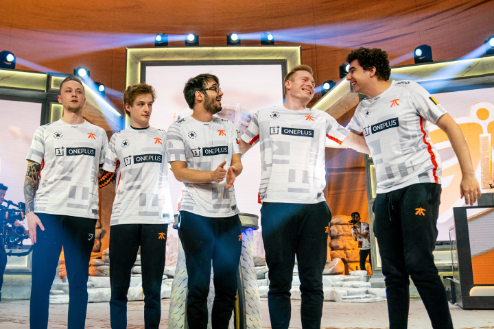 Worlds LoL 2019 : Fnatic se qualifie pour les quarts de finale en battant RNG, SKT et Clutch