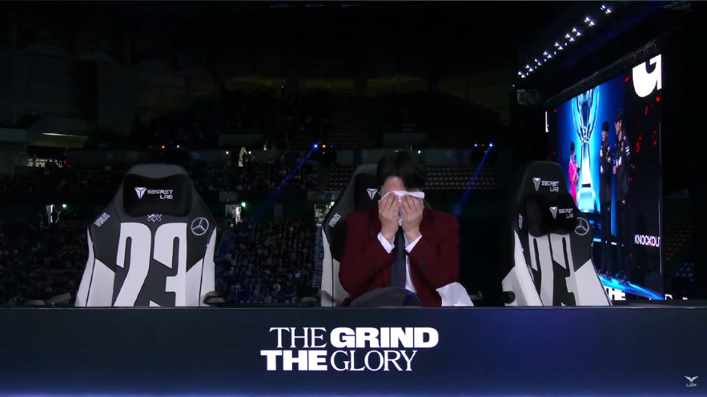 Le caster Jun en larmes après la victoire de T1 contre JDG au Worlds 2023 de LoL