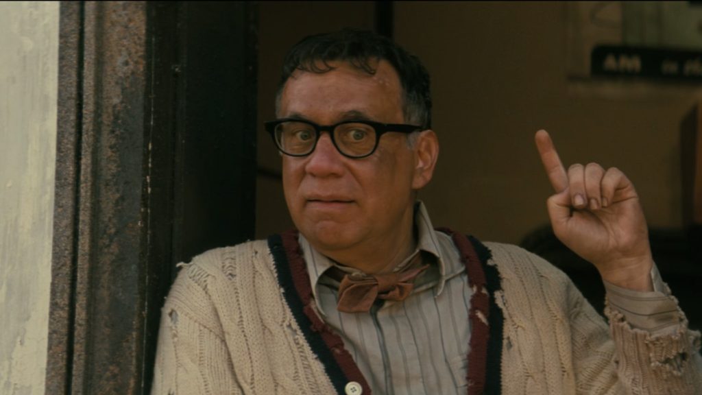 DJ Carl Fallout, qui est l’acteur qui joue le responsable de la station de radio dans la série ?